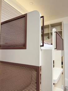 Dětský pokoj s palandou a úložnými prostory.